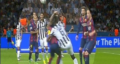 为什么外野手回传本垒时必须精准预判球的“弹跳高度”